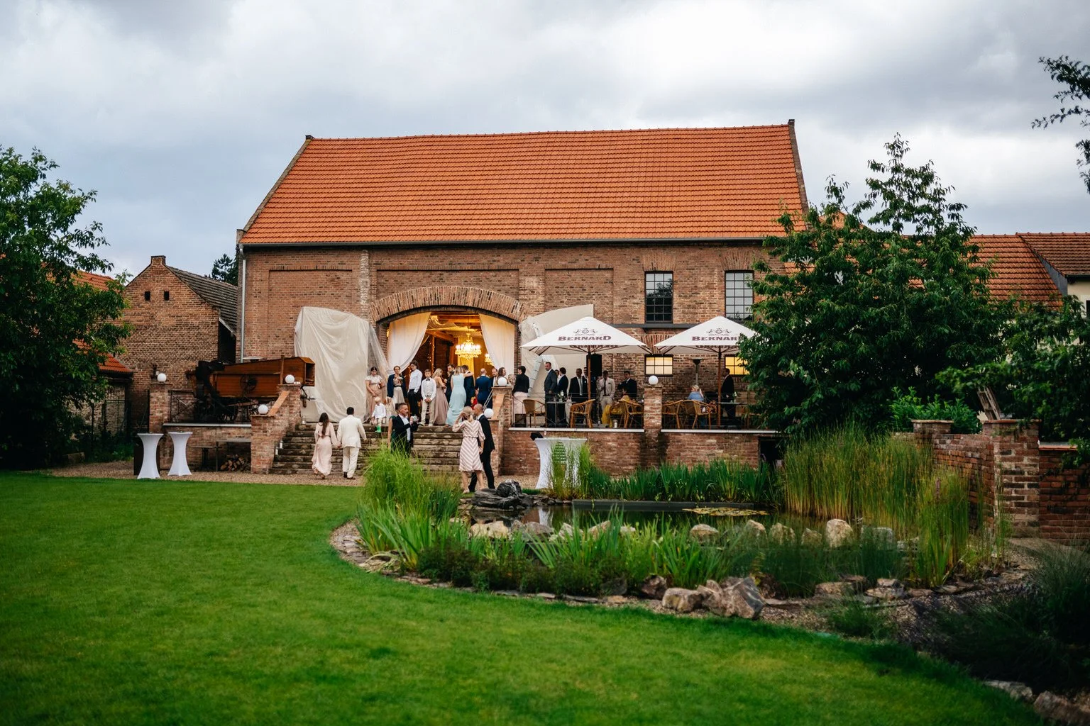 dvur-hoffmeister-svatba-fotograf-wedding-prague-photographer-summer-vibe-patrickhacha-srpen-2020-boho-74.jpg