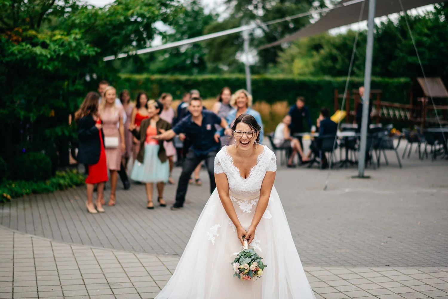 svatba-na-mole-novy-rybnik-pribram-072-hod-kytici-s-vtipem-patrik-Hacha-fotograf.jpg