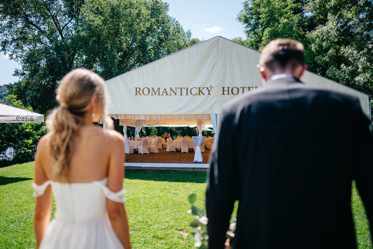 karlstejn-svatba-romanticky-hotel-fotograf-wedding-patrikhacha-061.jpg