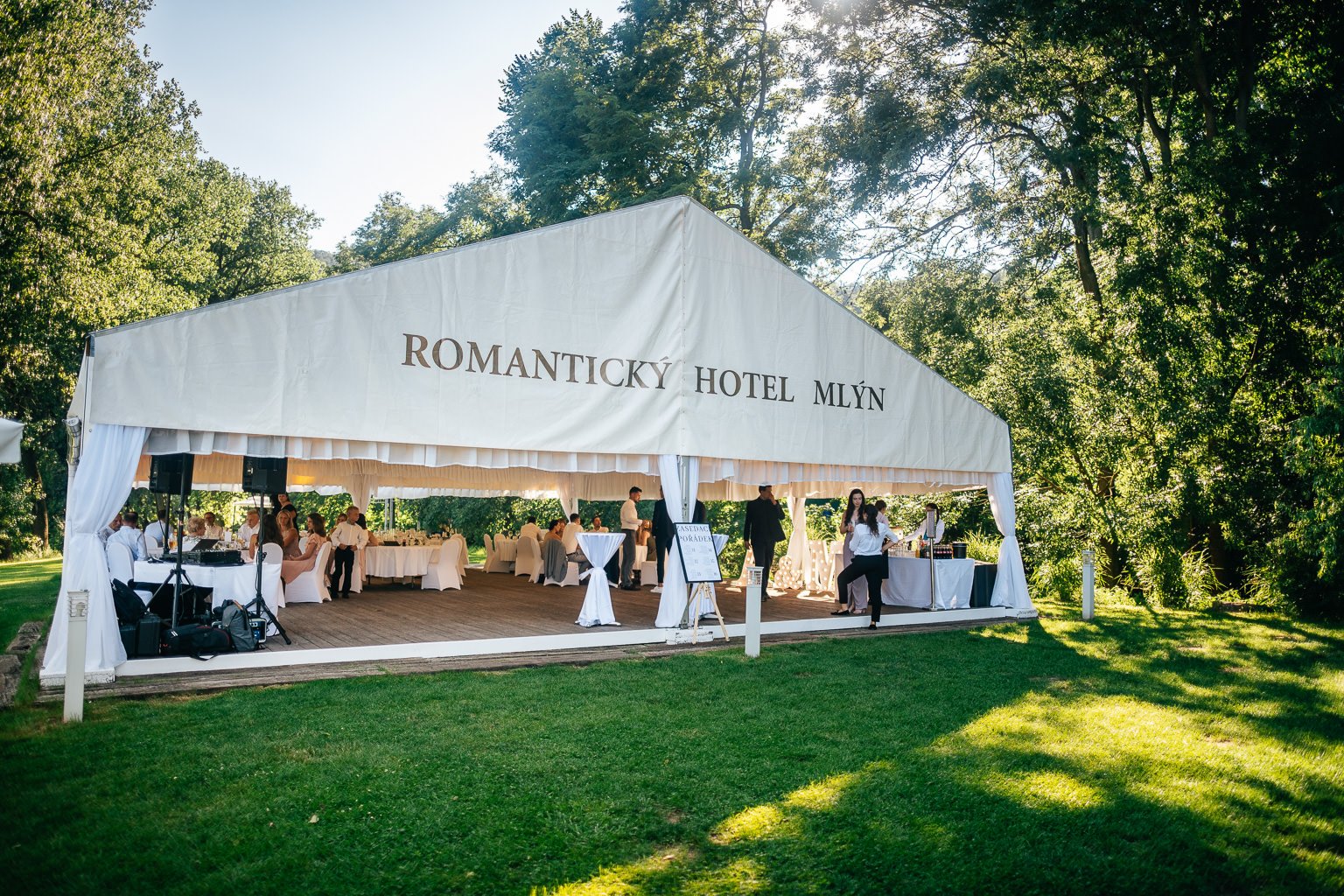 karlstejn-svatba-romanticky-hotel-fotograf-wedding-patrikhacha-088.jpg