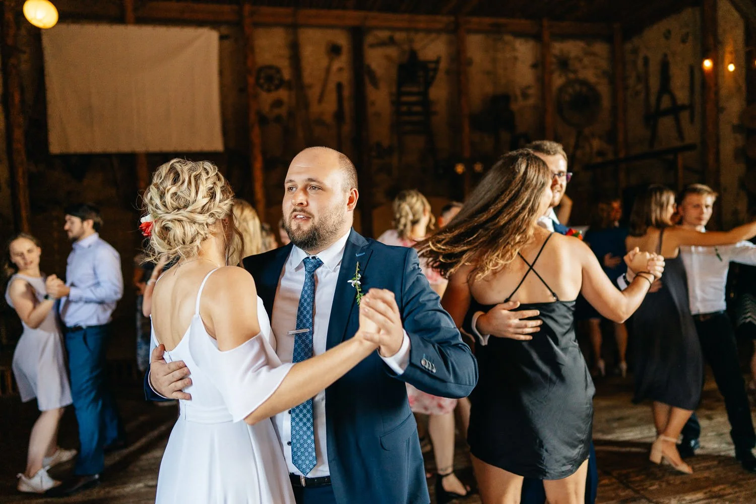Svatba-statek-vletice-103-hoste-tancuji-atmofera-patrik-Hacha-fotograf.jpg