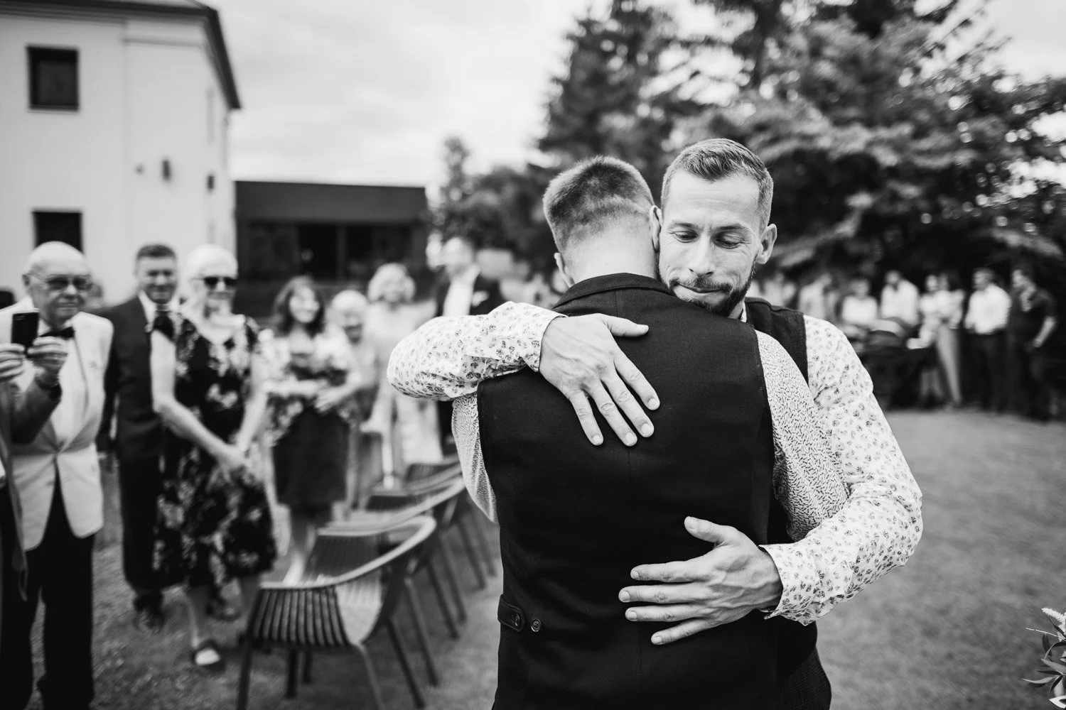 svatba-na-mole-novy-rybnik-pribram-027-svedek-gratulace-emotivni-patrik-Hacha-fotograf.jpg