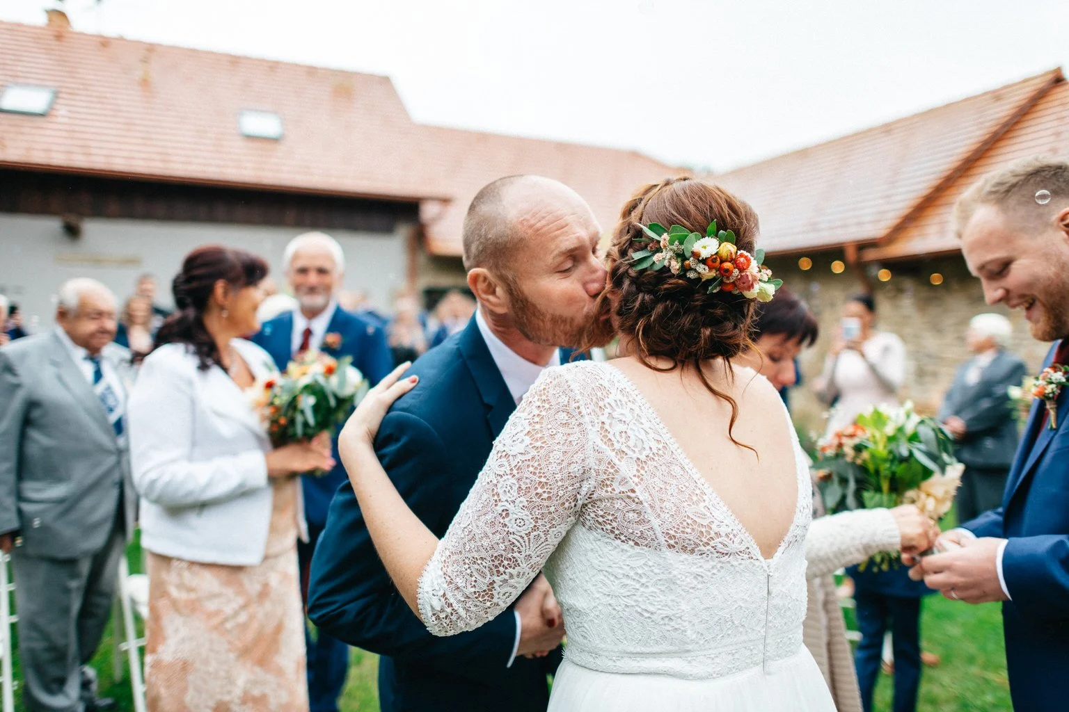 svatba-v-desti-farma-kalhov-fotograf-2022-wedding-prsi-venkovni-patrickhacha29.jpg