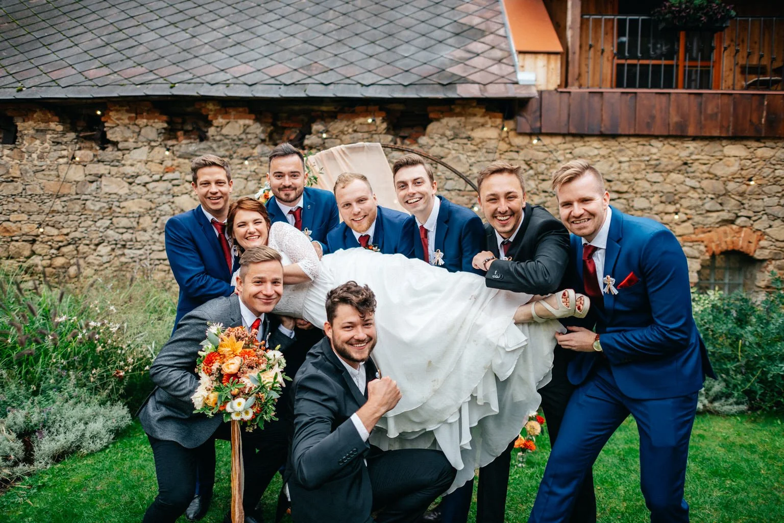 svatba-v-desti-farma-kalhov-fotograf-2022-wedding-prsi-venkovni-patrickhacha38.jpg