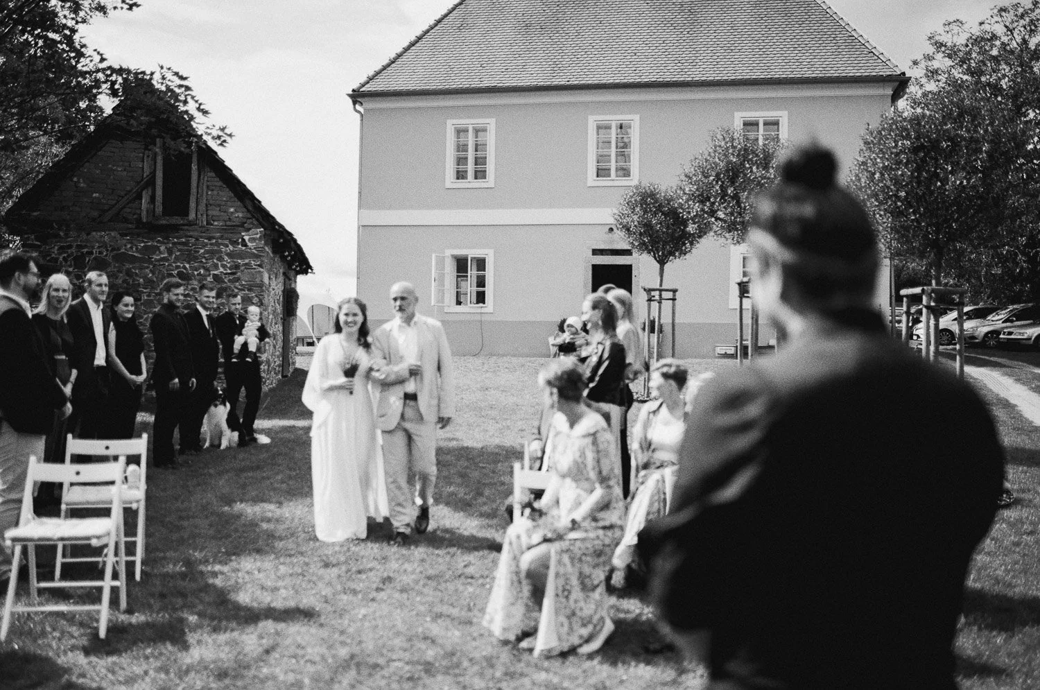 Svatba-fara-brixi-na--kino-film-015-prichod-nevesty-patrik-Hacha-fotograf.jpg