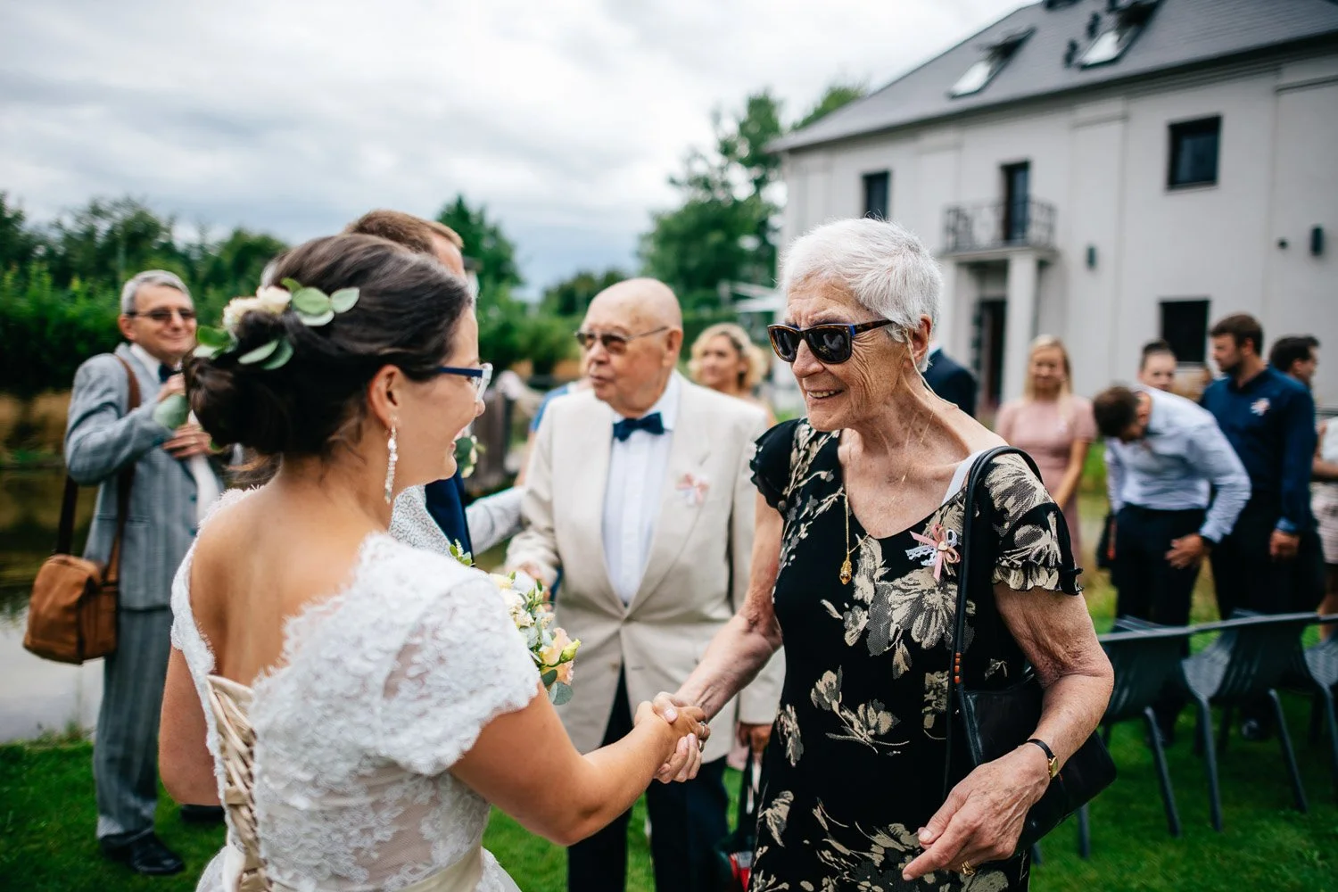 svatba-na-mole-novy-rybnik-pribram-030-babicka-gratulace-emoce-patrik-Hacha-fotograf.jpg