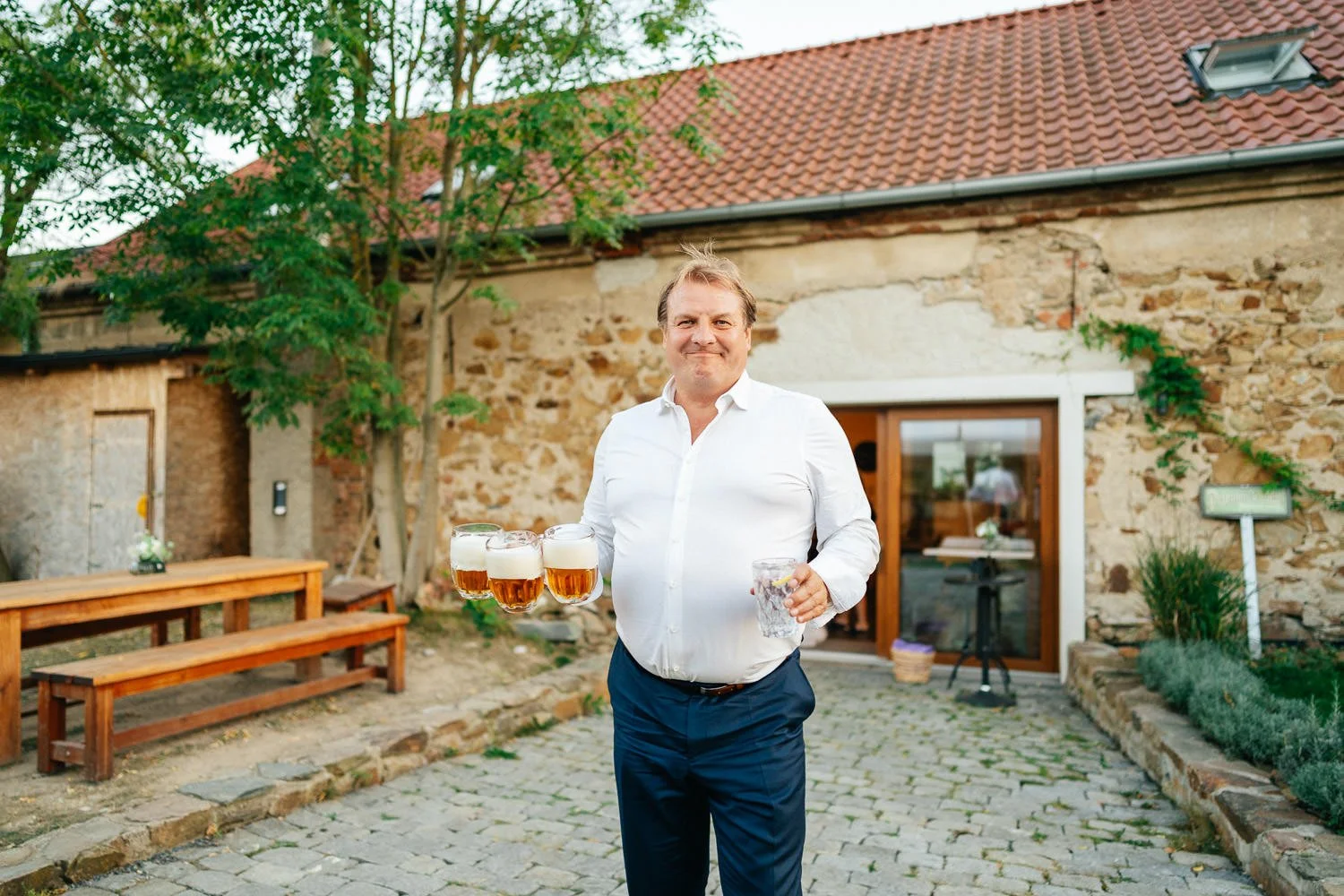 Svatba-statek-u-kaplicky-127-hoste-pivo-patrik-Hacha-fotograf.jpg