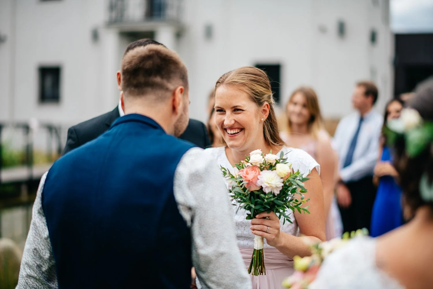 svatba-na-mole-novy-rybnik-pribram-034-svedkyne-gratulace-usmevy-emoce-patrik-Hacha-fotograf.jpg