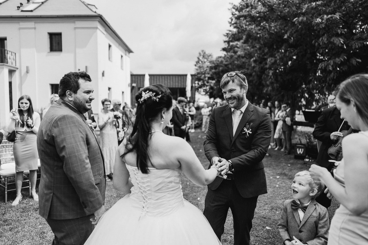 svatba-v-pivovaru-novy-rybnik-046-velka-gratulace-od-hostu-patrik-Hacha-fotograf.jpg