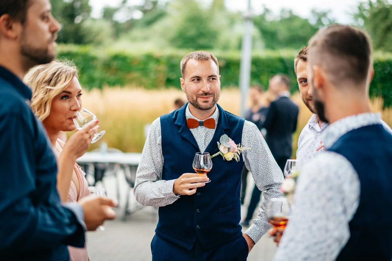 svatba-na-mole-novy-rybnik-pribram-014-pije-drink-zenich-a-hoste-patrik-Hacha-fotograf.jpg