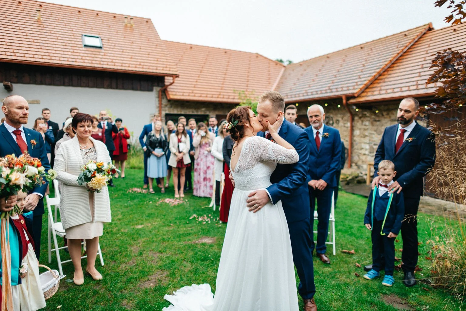 svatba-v-desti-farma-kalhov-fotograf-2022-wedding-prsi-venkovni-patrickhacha027.jpg