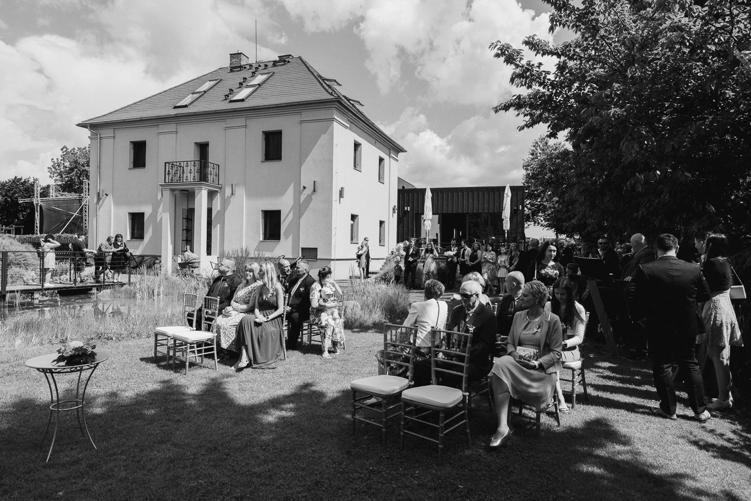 svatba-v-pivovaru-novy-rybnik-015-hoste-jsou-na-obrade-svatebni-patrik-Hacha-fotograf.jpg