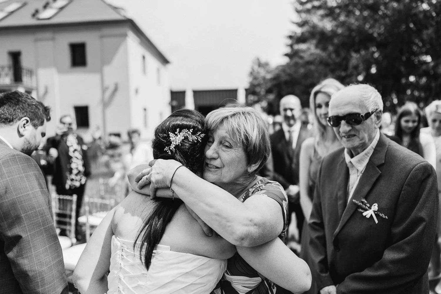 svatba-v-pivovaru-novy-rybnik-039-babicka-gratuluje-patrik-Hacha-fotograf.jpg