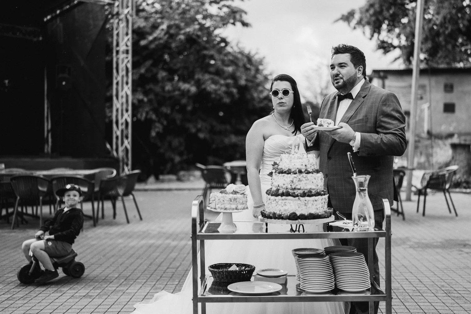 svatba-v-pivovaru-novy-rybnik-096-momentka-pri-krajeni-dortu-patrik-Hacha-fotograf.jpg