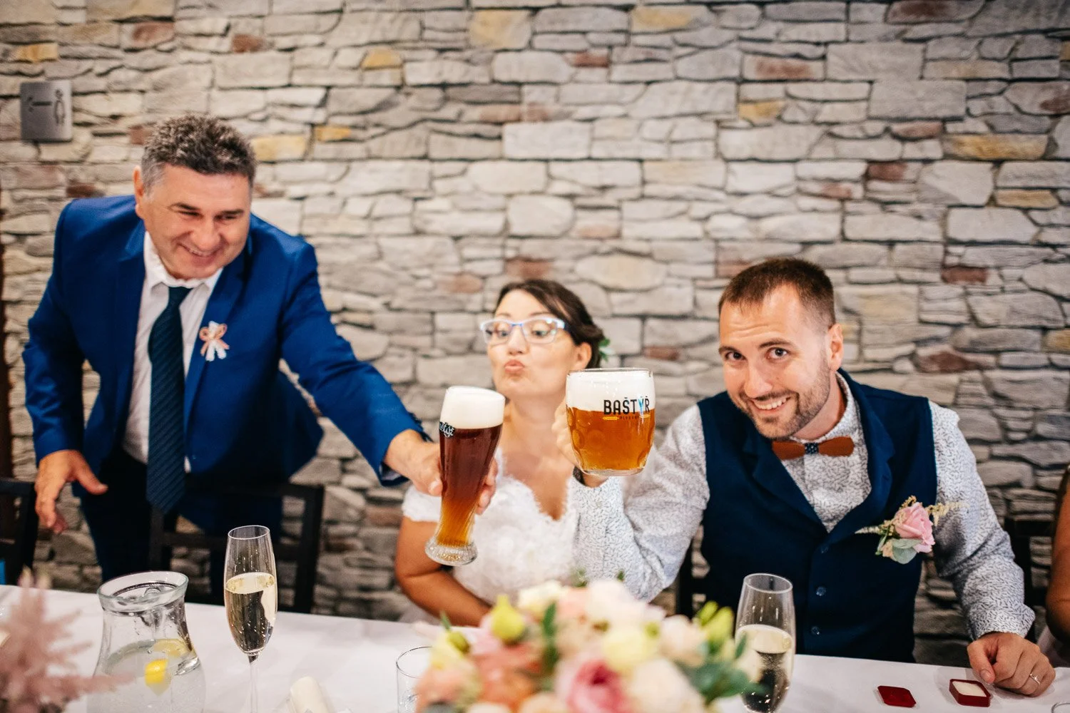 svatba-na-mole-novy-rybnik-pribram-049-bastyr-pivo-zenich-nevesta-patrik-Hacha-fotograf.jpg
