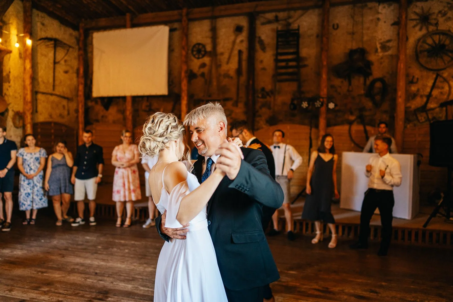 Svatba-statek-vletice-099-tanec-s-rodici-patrik-Hacha-fotograf.jpg
