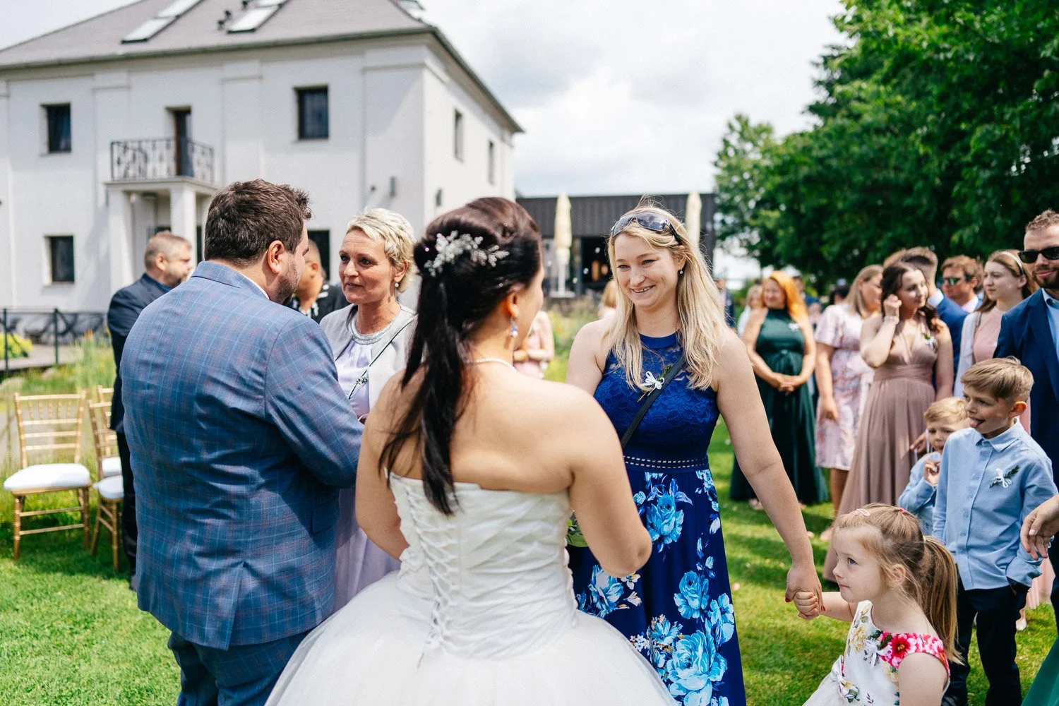 svatba-v-pivovaru-novy-rybnik-045-pogratulovani-hoste-neveste-patrik-Hacha-fotograf.jpg