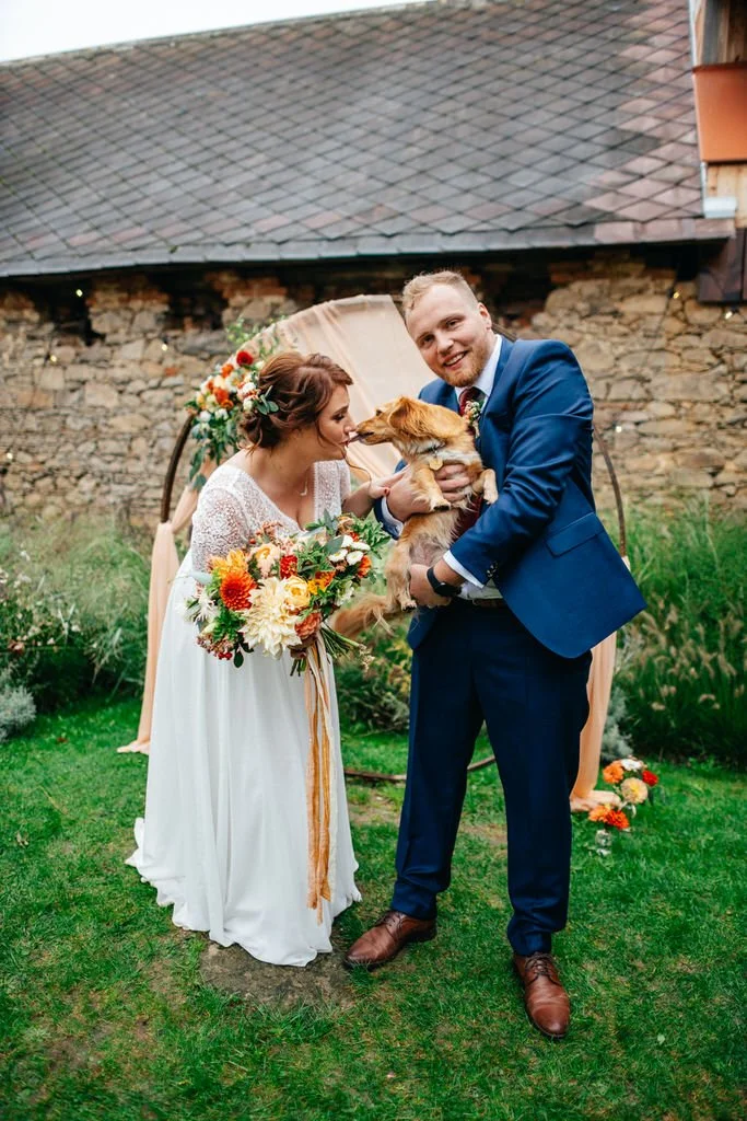 svatba-v-desti-farma-kalhov-fotograf-2022-wedding-prsi-venkovni-patrickhacha40.jpg