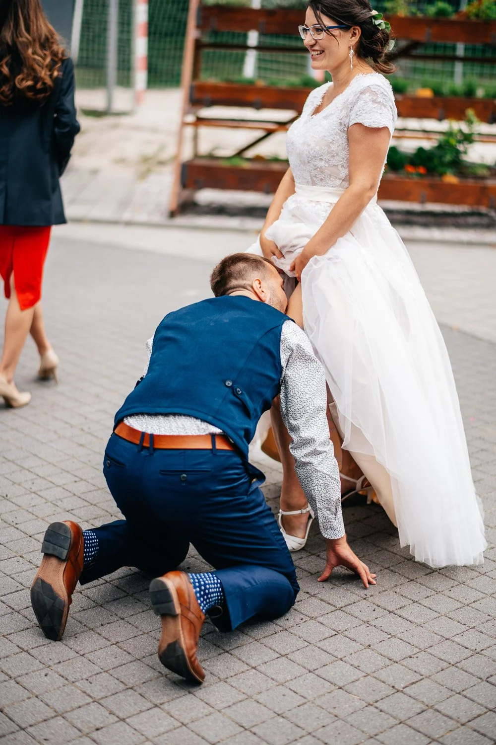 svatba-na-mole-novy-rybnik-pribram-075-podvazek-sundava-zenich-patrik-Hacha-fotograf.jpg