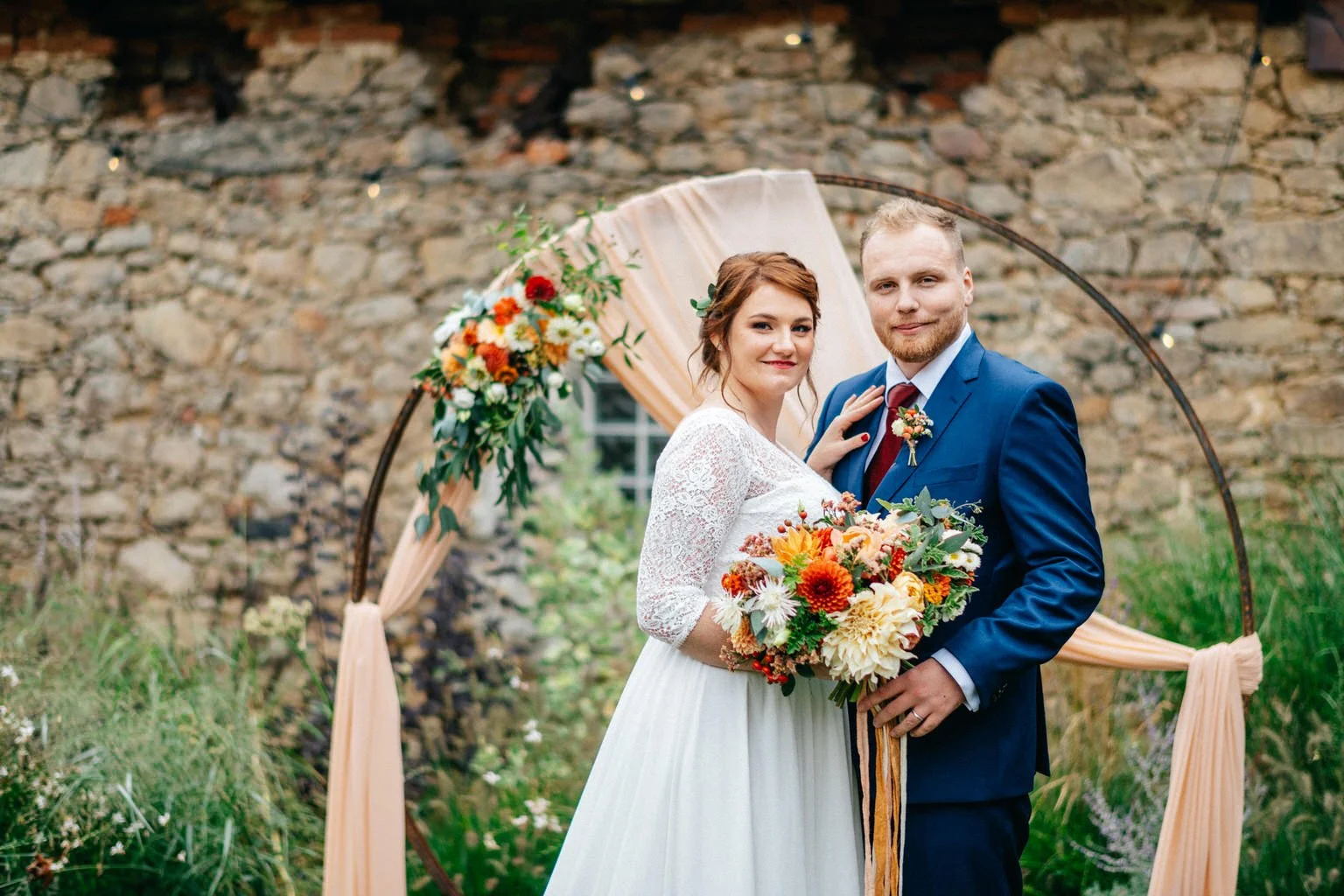 svatba-v-desti-farma-kalhov-fotograf-2022-wedding-prsi-venkovni-patrickhacha44.jpg