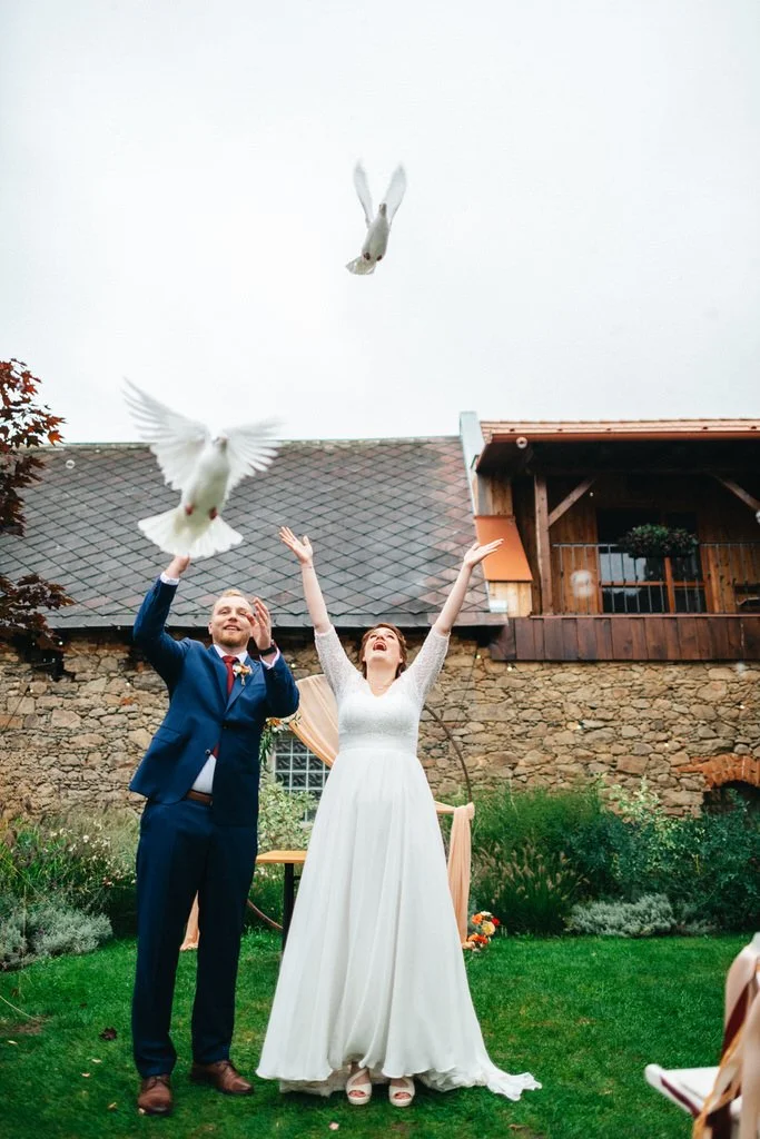 svatba-v-desti-farma-kalhov-fotograf-2022-wedding-prsi-venkovni-patrickhacha34.jpg