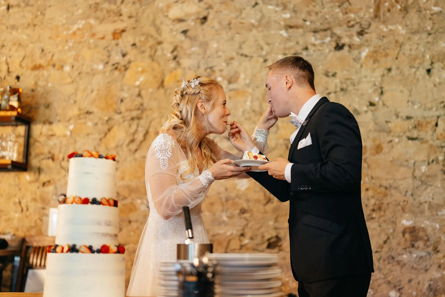 Svatba-statek-u-kaplicky-080-ochutnani-dortu-patrik-Hacha-fotograf.jpg