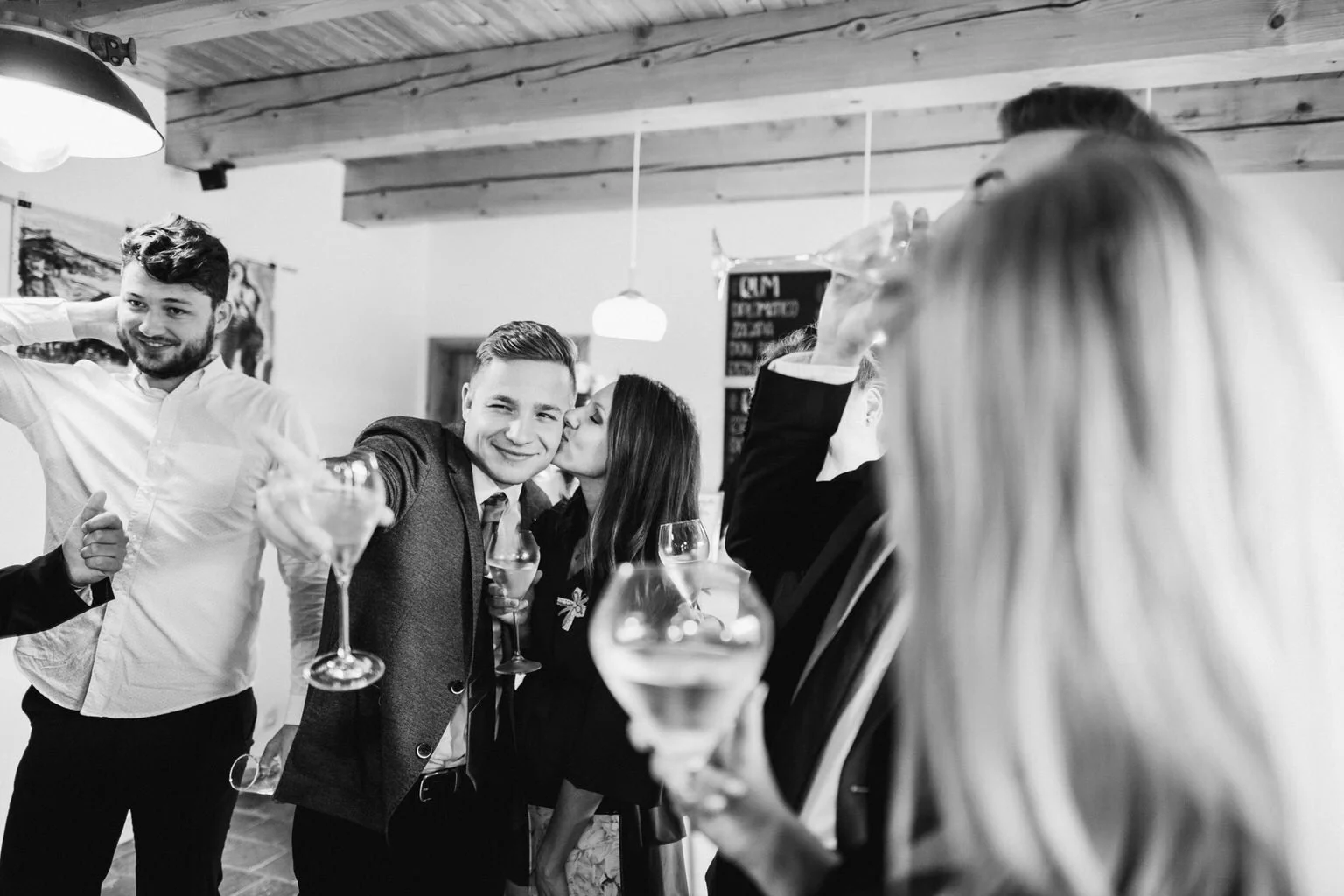 svatba-v-desti-farma-kalhov-fotograf-2022-wedding-prsi-venkovni-patrickhacha66.jpg