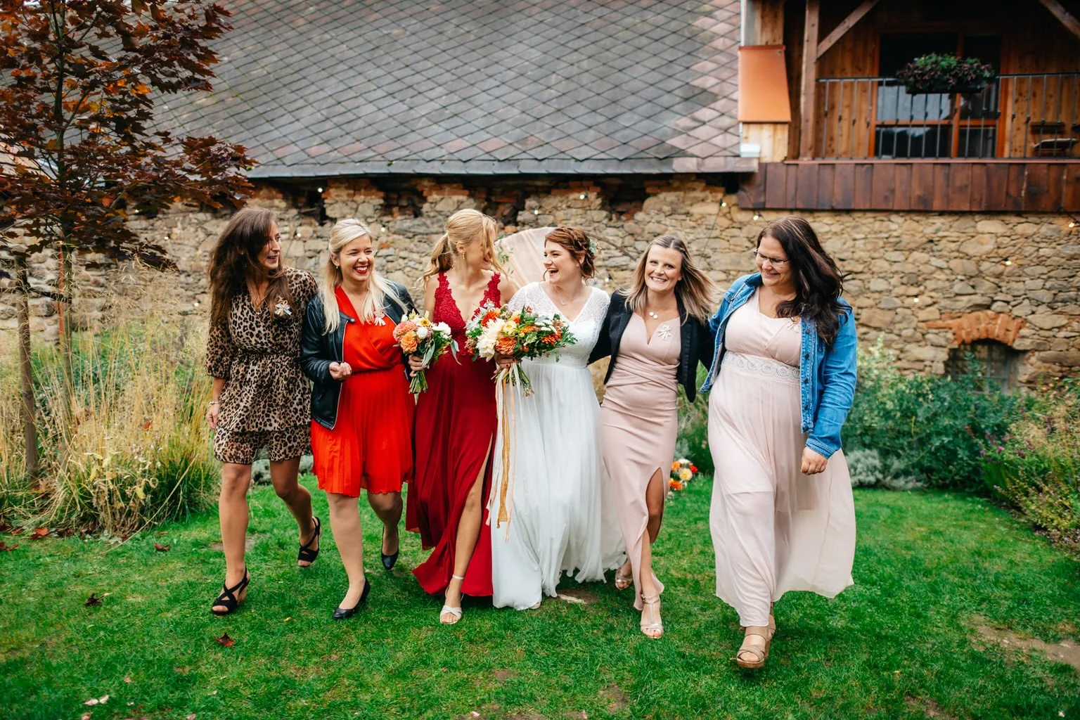 svatba-v-desti-farma-kalhov-fotograf-2022-wedding-prsi-venkovni-patrickhacha41.jpg