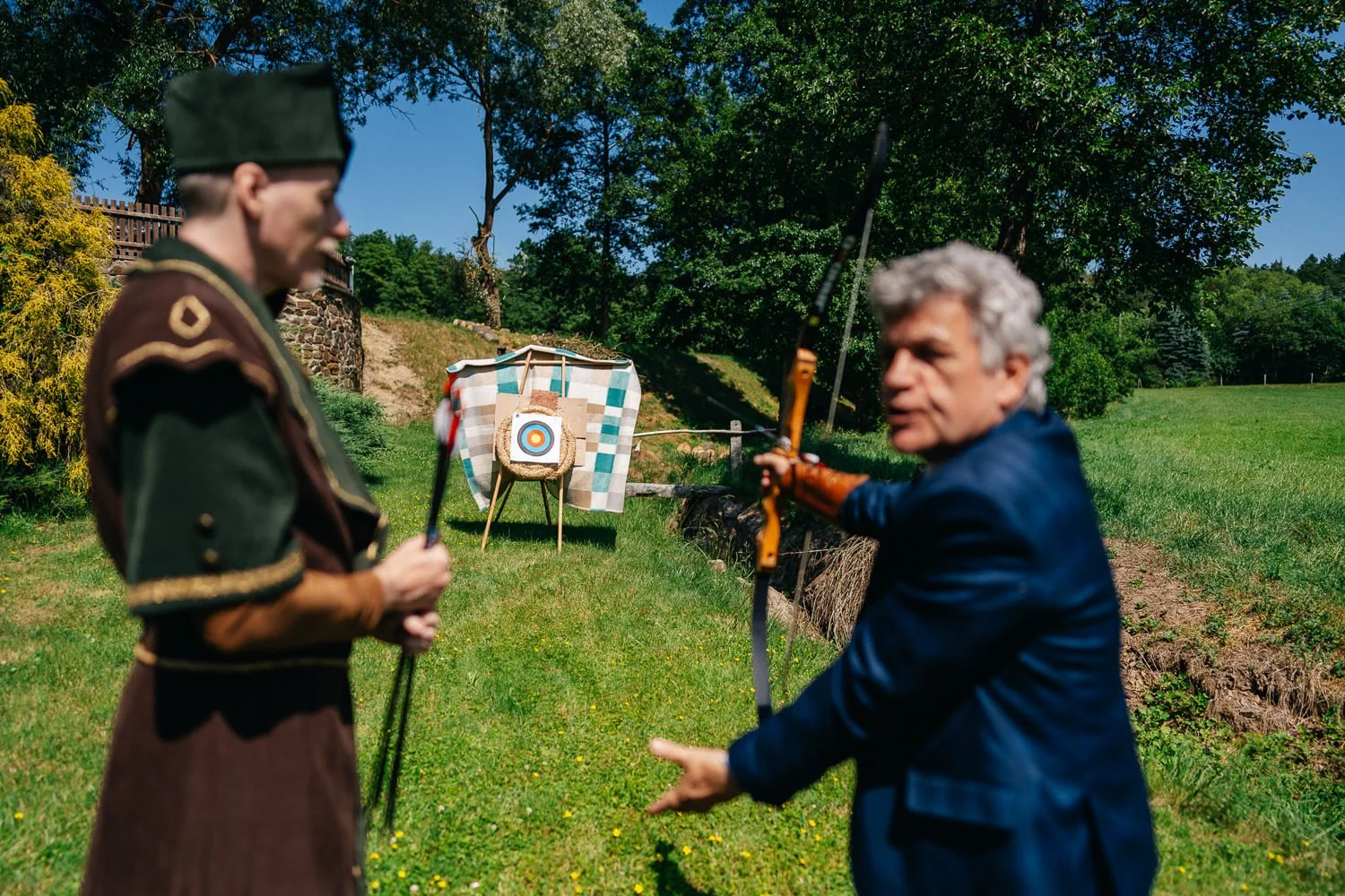 Svatba-mlyn-kamenice-049-zabava-pro-hosty-lukostrelba-patrik-Hacha-fotograf.jpg