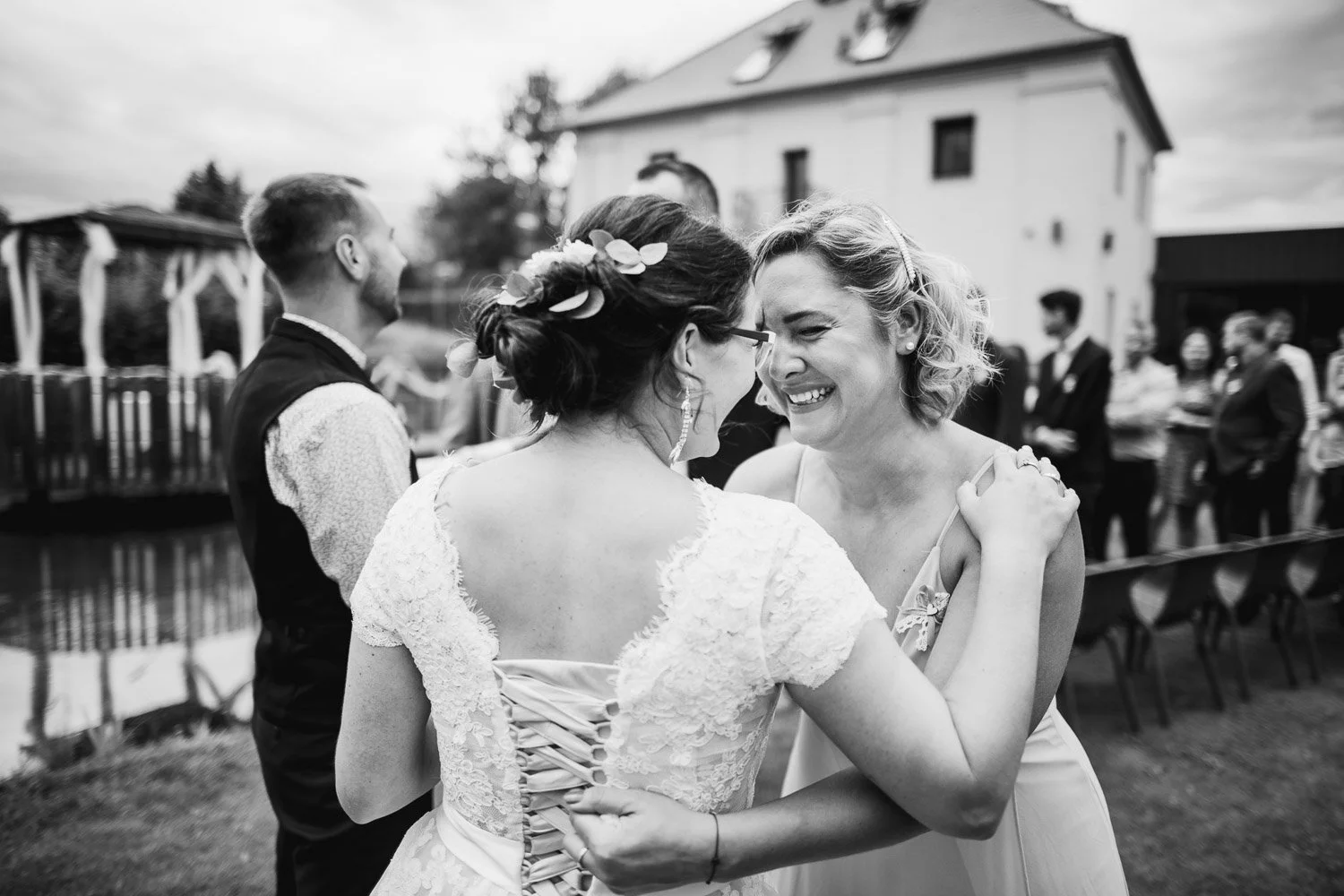 svatba-na-mole-novy-rybnik-pribram-031-kamaradka-emoce-gratulace-hoste-patrik-Hacha-fotograf.jpg