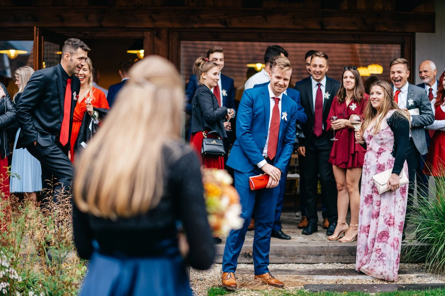 svatba-v-desti-farma-kalhov-fotograf-2022-wedding-prsi-venkovni-patrickhacha082.jpg