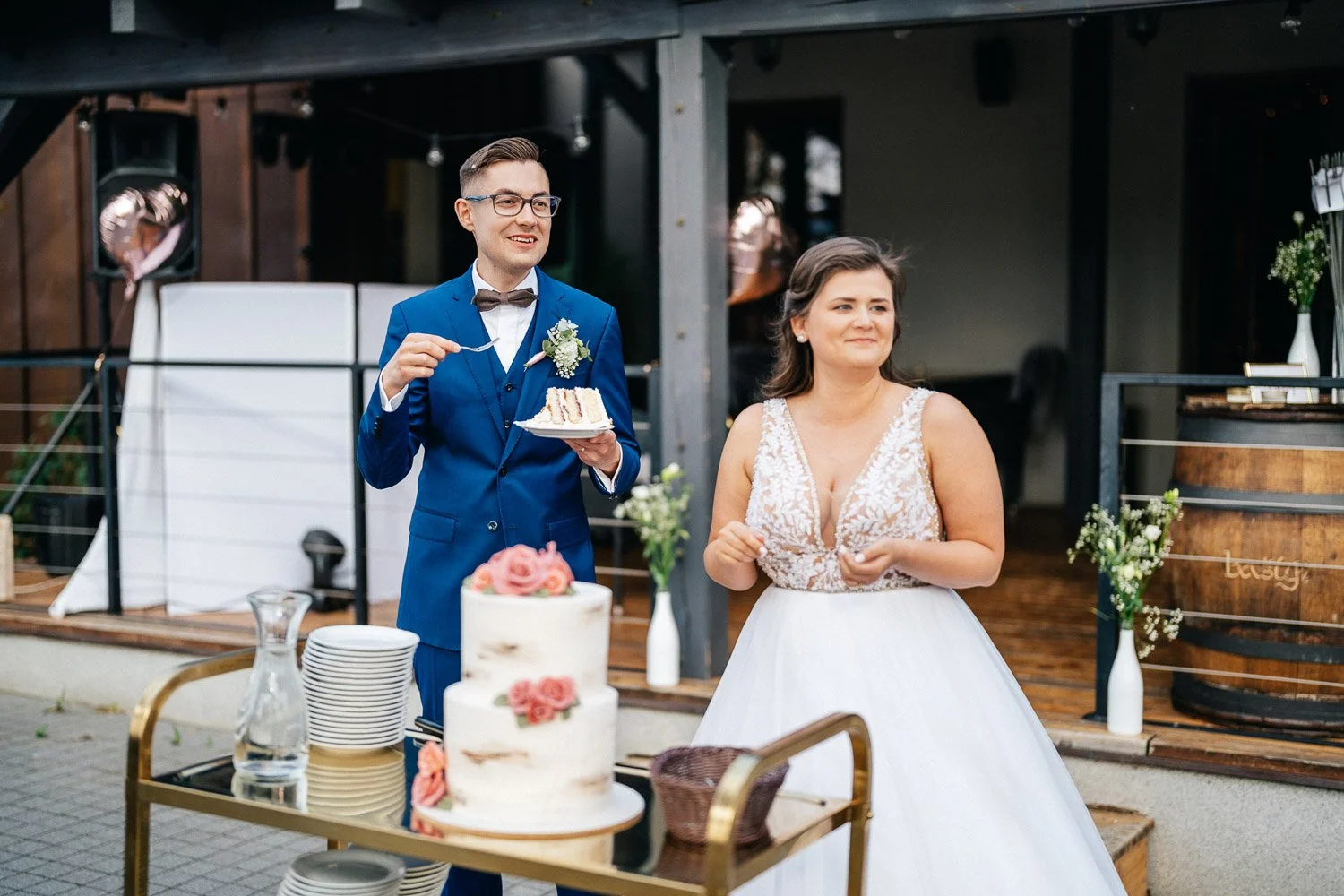 penzion-pivovar-novy-rybnik-oboriste-svatba-092-krajeni-dortu-novomanzele-patrik-Hacha-fotograf.jpg