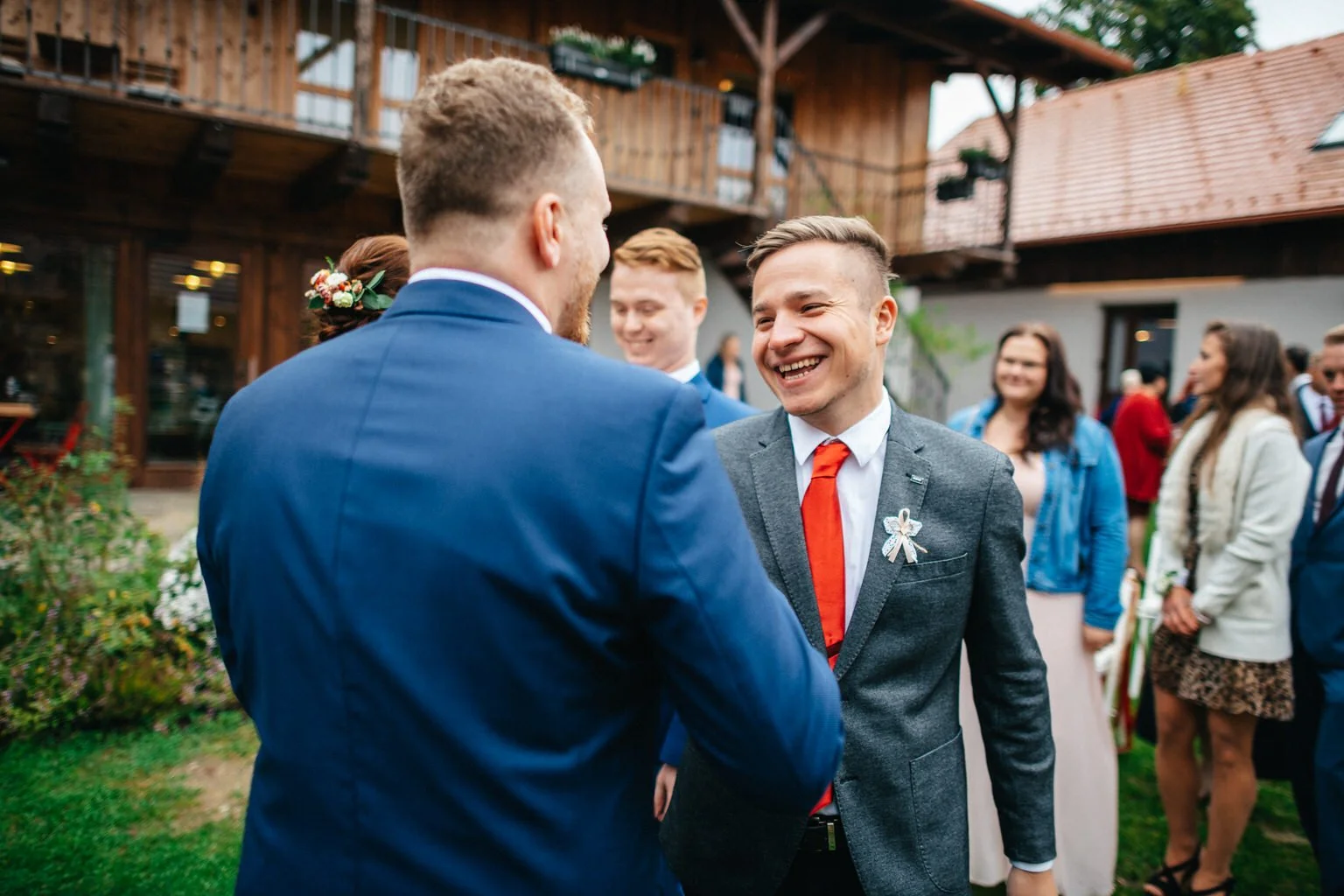 svatba-v-desti-farma-kalhov-fotograf-2022-wedding-prsi-venkovni-patrickhacha32.jpg