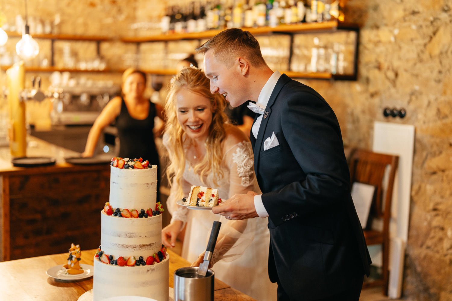 Svatba-statek-u-kaplicky-079-ukrojeni-dortu-patrik-Hacha-fotograf.jpg