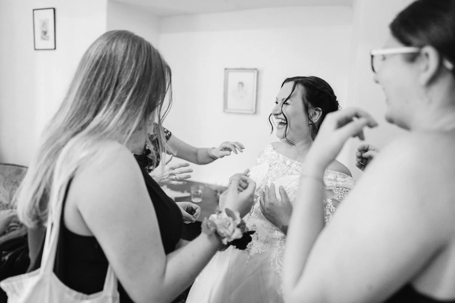 svatba-breznice-zamek-003-priprava-nevesty-saty-patrik-Hacha-fotograf.jpg