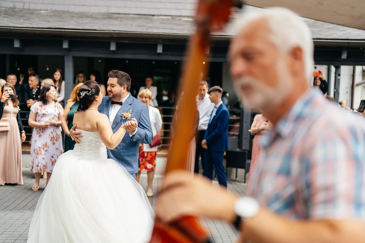 svatba-v-pivovaru-novy-rybnik-079-tanec-ziva-hudba-patrik-Hacha-fotograf.jpg