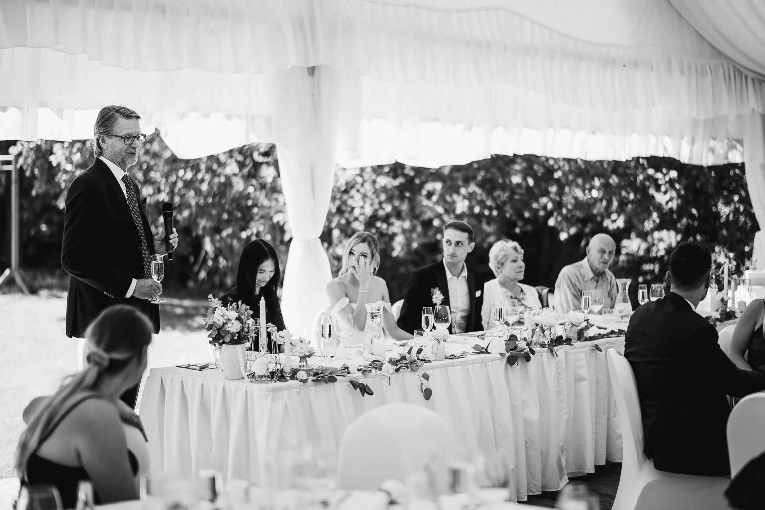 karlstejn-svatba-romanticky-hotel-fotograf-wedding-patrikhacha-069.jpg