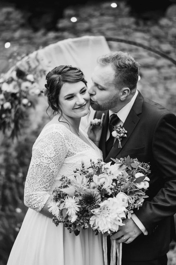 svatba-v-desti-farma-kalhov-fotograf-2022-wedding-prsi-venkovni-patrickhacha45.jpg