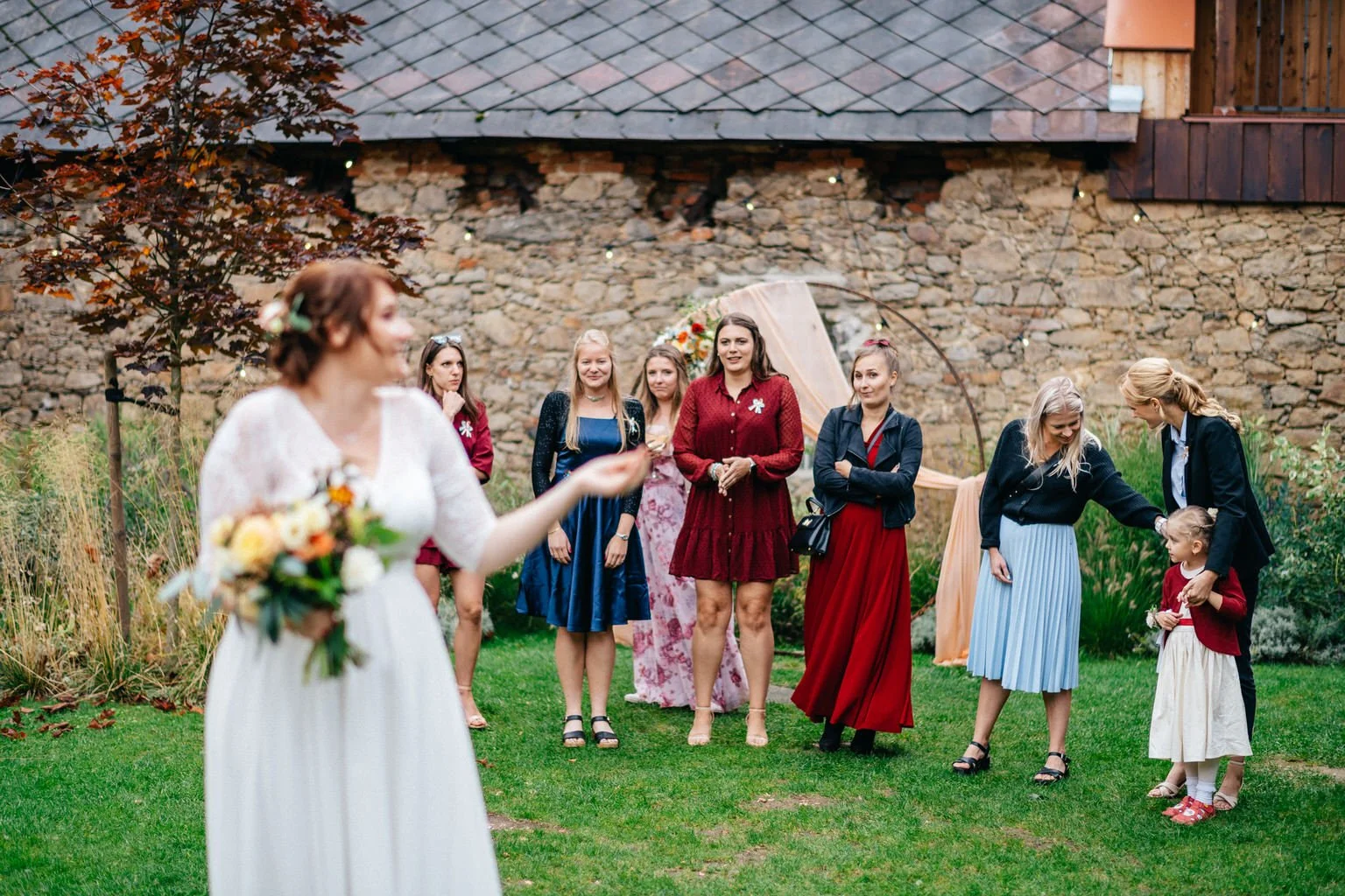 svatba-v-desti-farma-kalhov-fotograf-2022-wedding-prsi-venkovni-patrickhacha79.jpg
