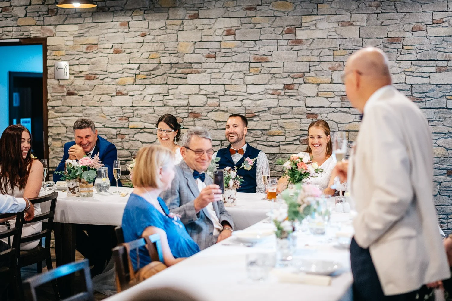 svatba-na-mole-novy-rybnik-pribram-051-zabava-s-hosty-hostina-patrik-Hacha-fotograf.jpg