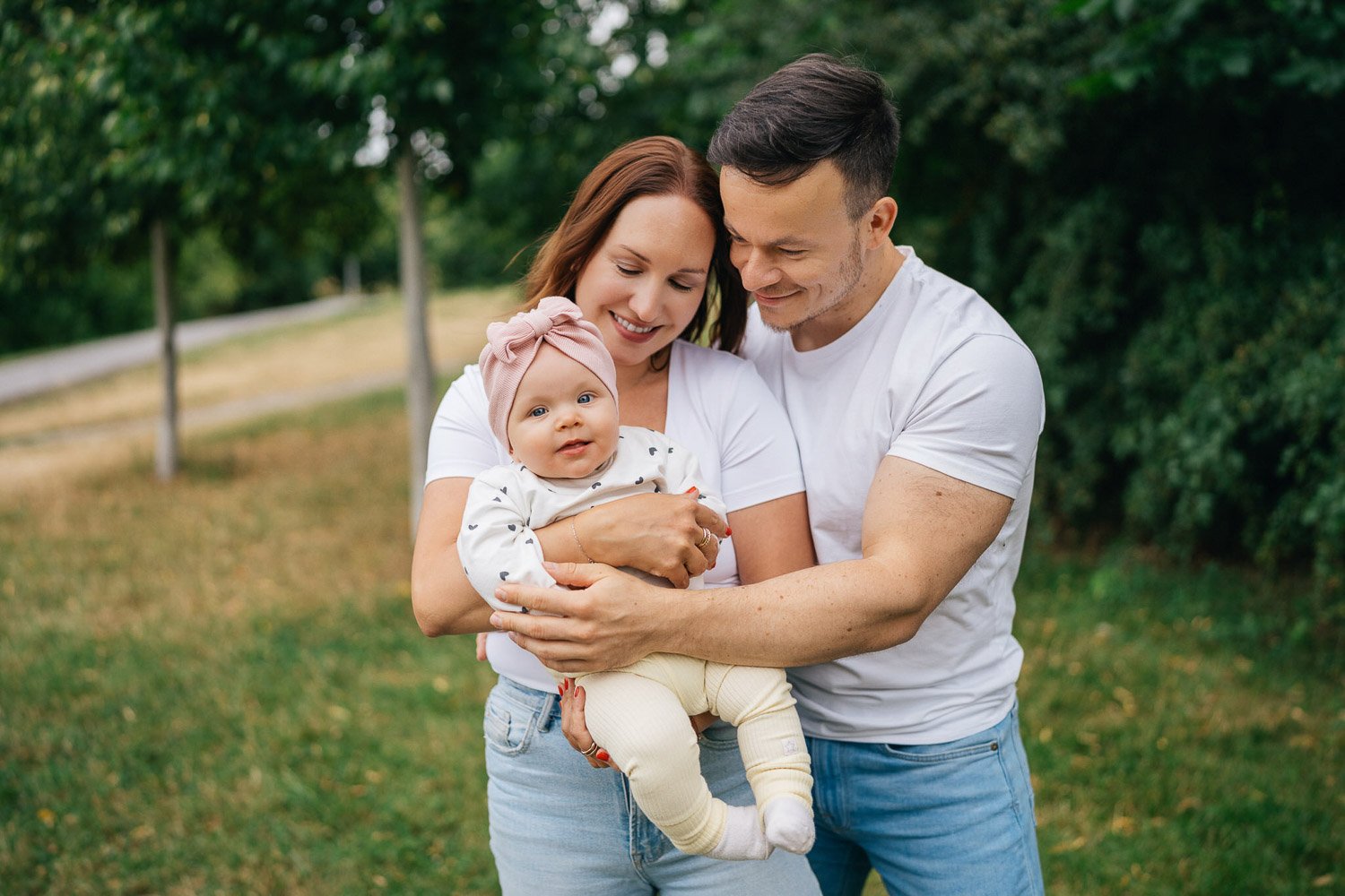 Nikola a Viktor objímají Sofii mezi sebou při společném portrétu.