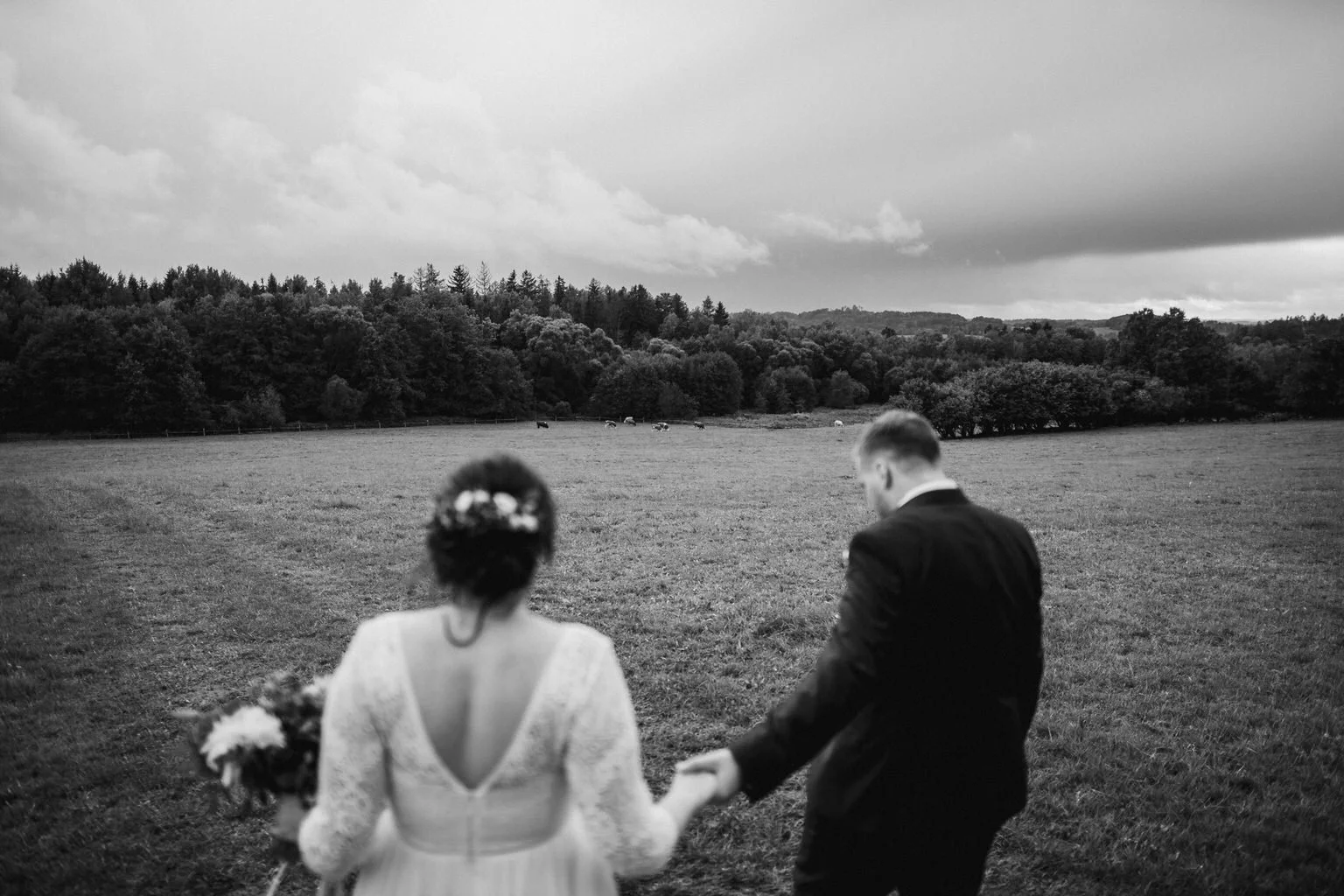 svatba-v-desti-farma-kalhov-fotograf-2022-wedding-prsi-venkovni-patrickhacha73.jpg