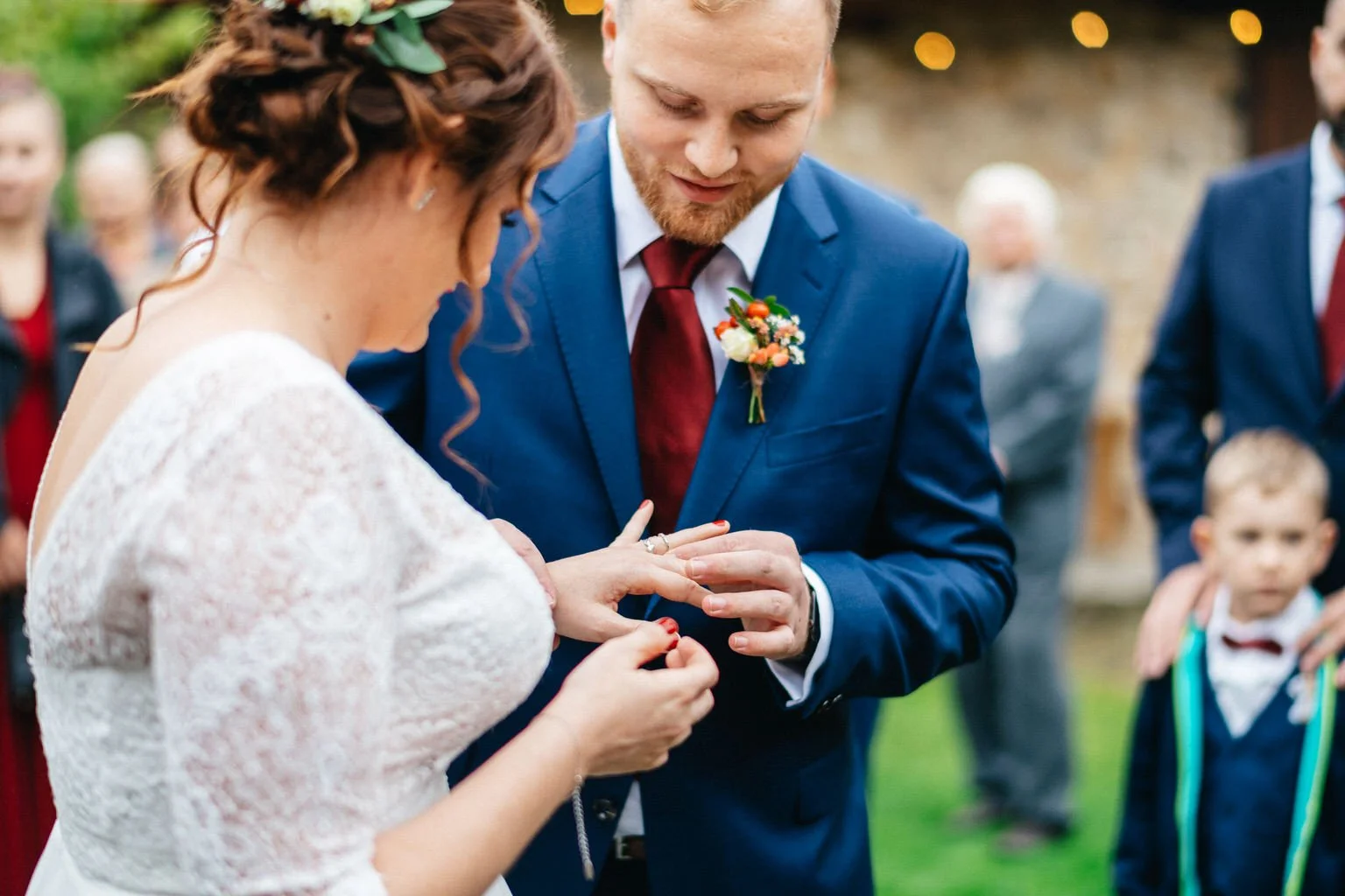 svatba-v-desti-farma-kalhov-fotograf-2022-wedding-prsi-venkovni-patrickhacha26.jpg