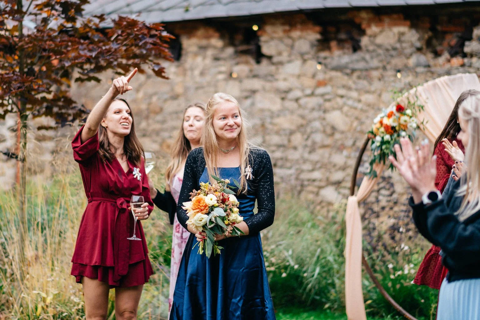 svatba-v-desti-farma-kalhov-fotograf-2022-wedding-prsi-venkovni-patrickhacha81.jpg