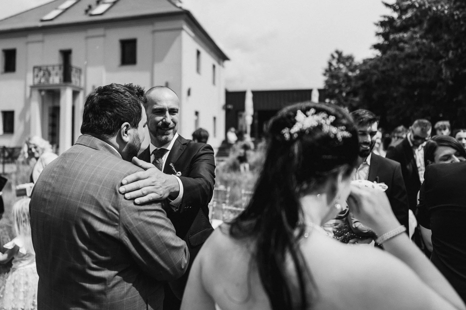 svatba-v-pivovaru-novy-rybnik-042-slzy-dojeti-gratulace-patrik-Hacha-fotograf.jpg