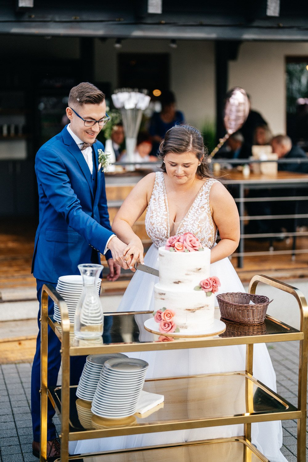 penzion-pivovar-novy-rybnik-oboriste-svatba-089-krajeni-dortu-novomanzele-patrik-Hacha-fotograf.jpg