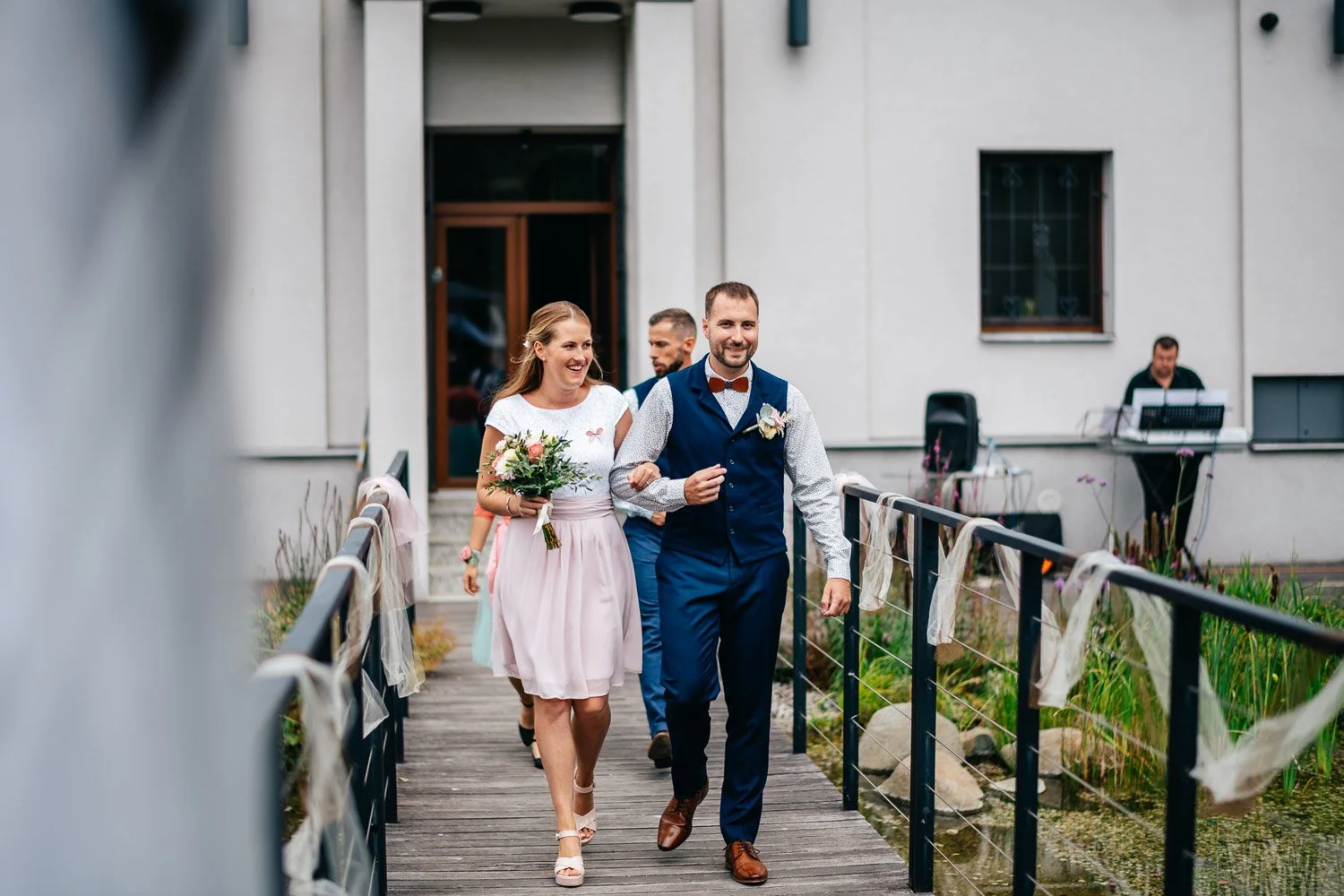 svatba-na-mole-novy-rybnik-pribram-016-obrad-prichod-zenicha-patrik-Hacha-fotograf.jpg