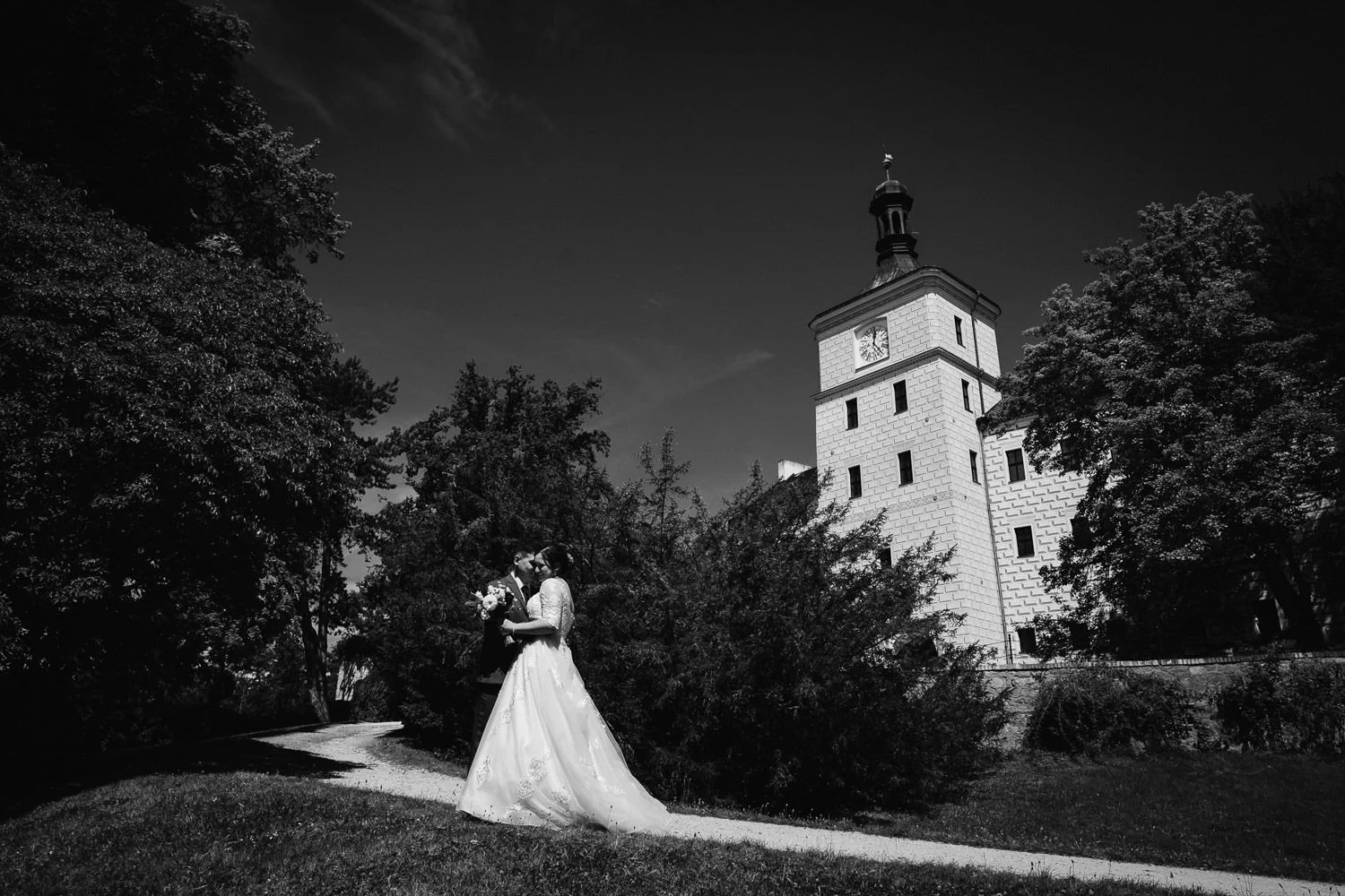 svatba-breznice-zamek-051-romanticke-portrety-park-patrik-Hacha-fotograf.jpg