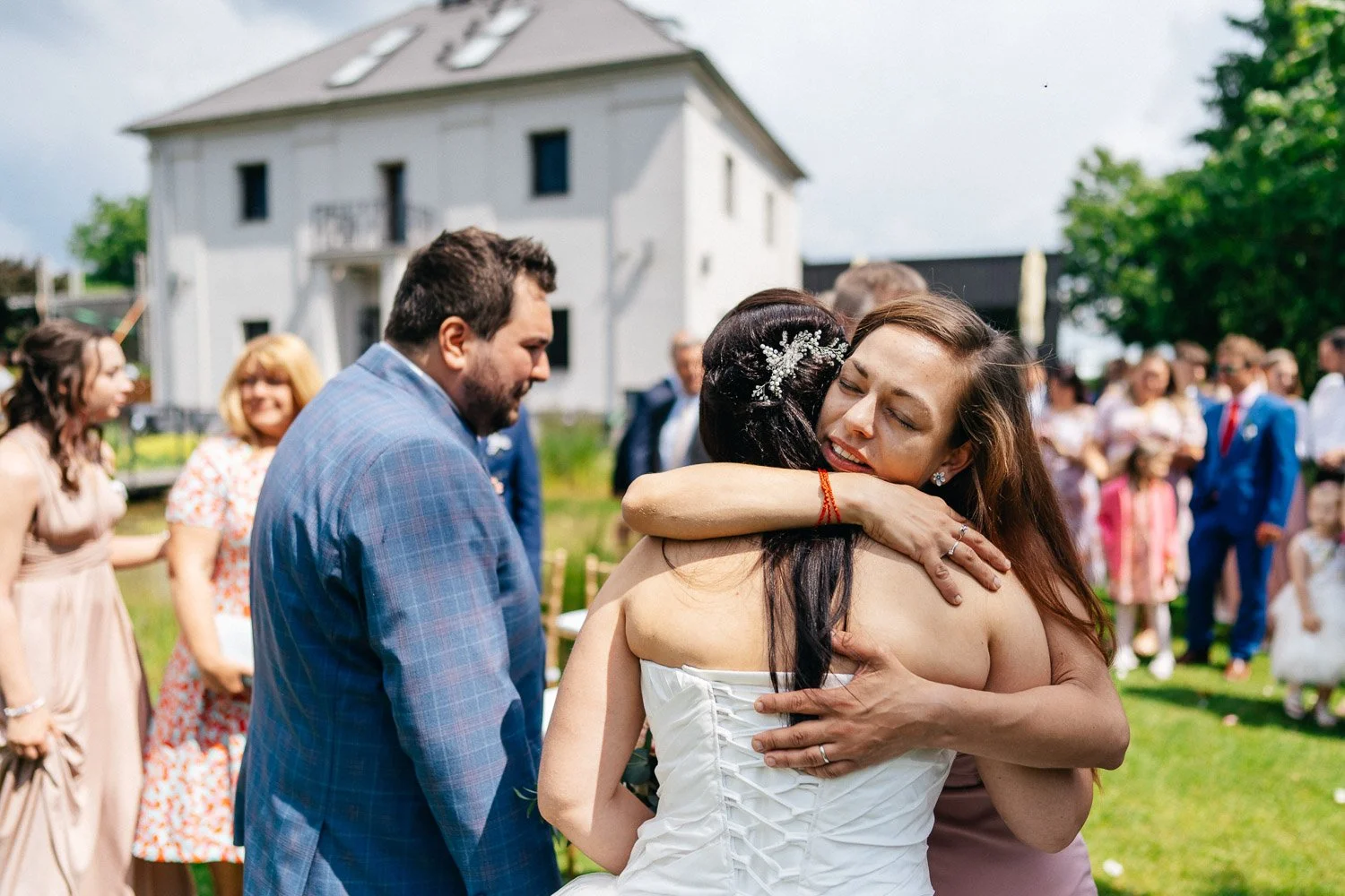 svatba-v-pivovaru-novy-rybnik-037-gratulace-hoste-svedkyne-patrik-Hacha-fotograf.jpg