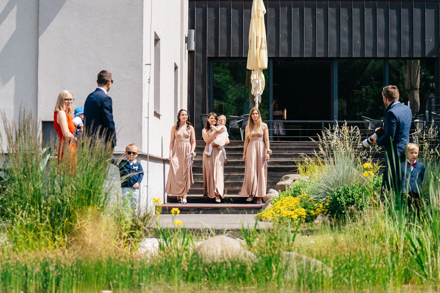 svatba-v-pivovaru-novy-rybnik-018-druzicky-nesou-dceru-patrik-Hacha-fotograf.jpg